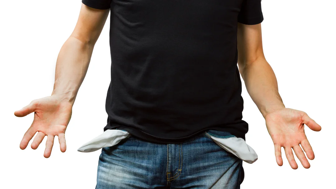 Un homme se tient debout, les mains tendues, exprimant une demande d'aide pour un prêt sans emploi.