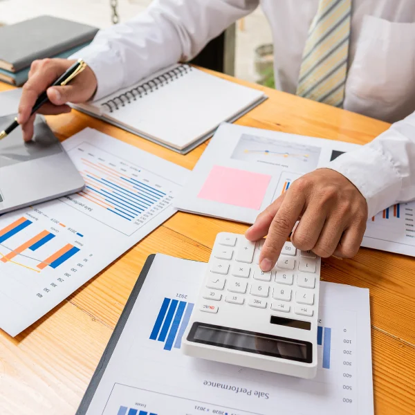 Un homme utilise une calculatrice pour effectuer des calculs liés aux prêts sur salaire.