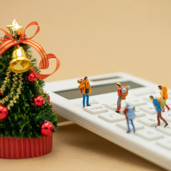 Arbre de Noël décoré avec des personnes utilisant une calculatrice, représentant le thème "Prêt de Noël".