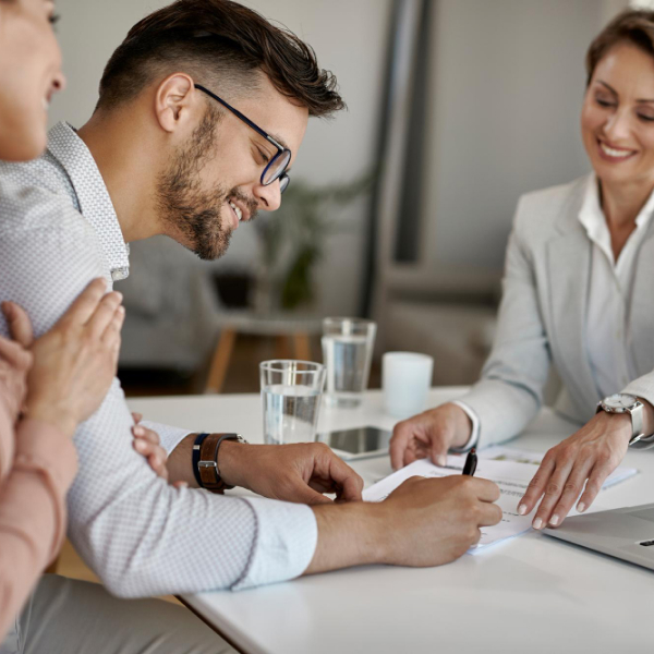 Signature d’un contrat de prêt personnel avec un conseiller financier